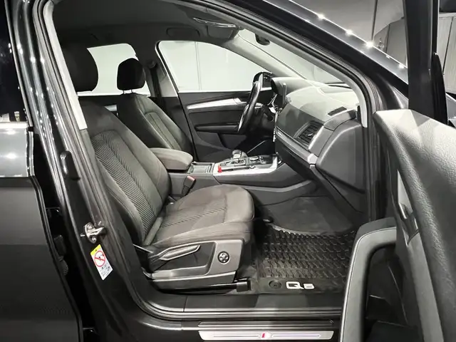 Audi Q5 view 11