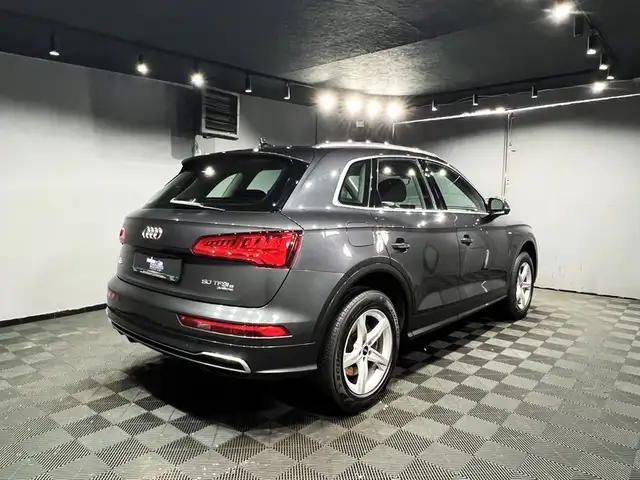 Audi Q5 view 4