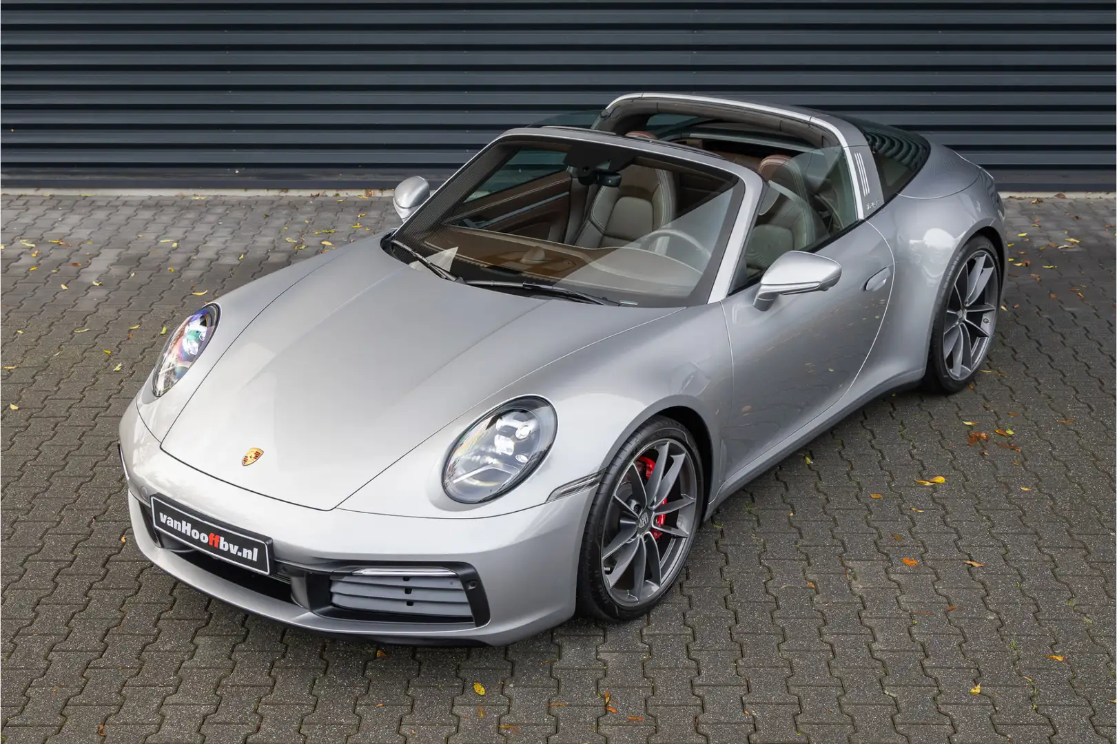 Porsche 992 Targa 4S - Clubleder Truffel Plateado - 2