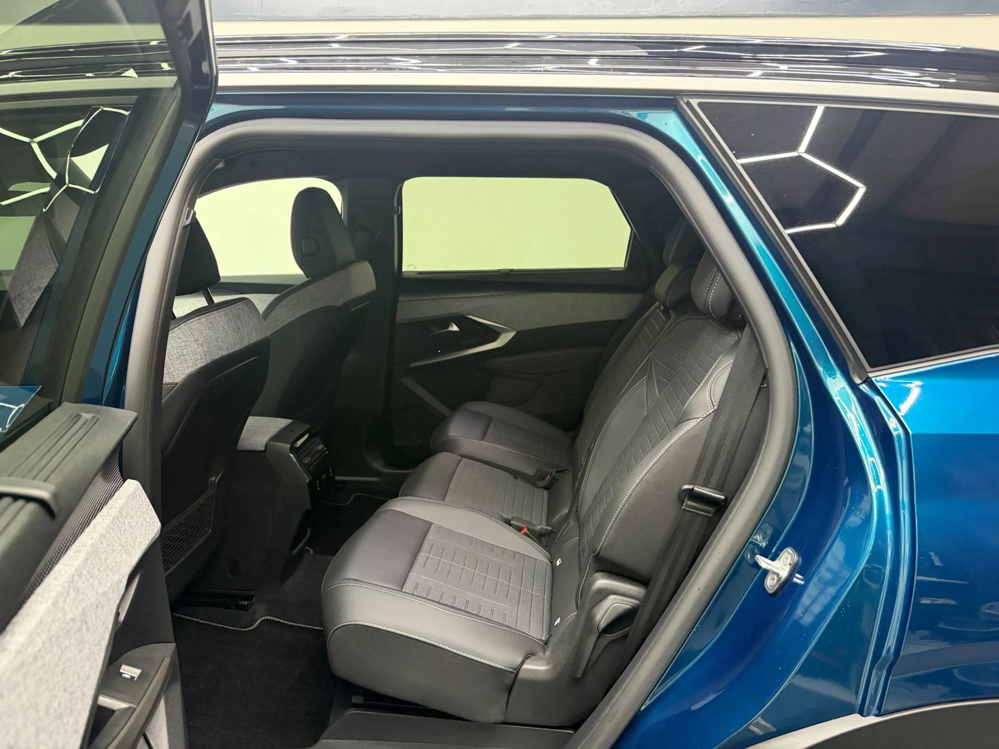 Peugeot 5008 1.2 Hybrid 145 GT 7p - (360) Camera - ACC - Clima — photo 17