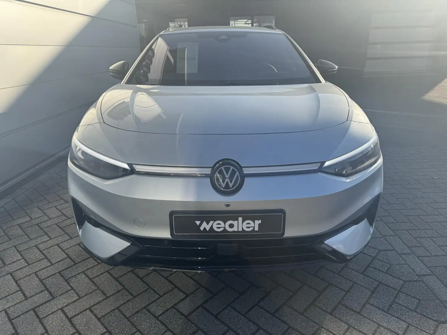 Volkswagen ID.7 Pro Business 77 kWh accu. 210 kW / 286 pk Variant Stříbrná - 2