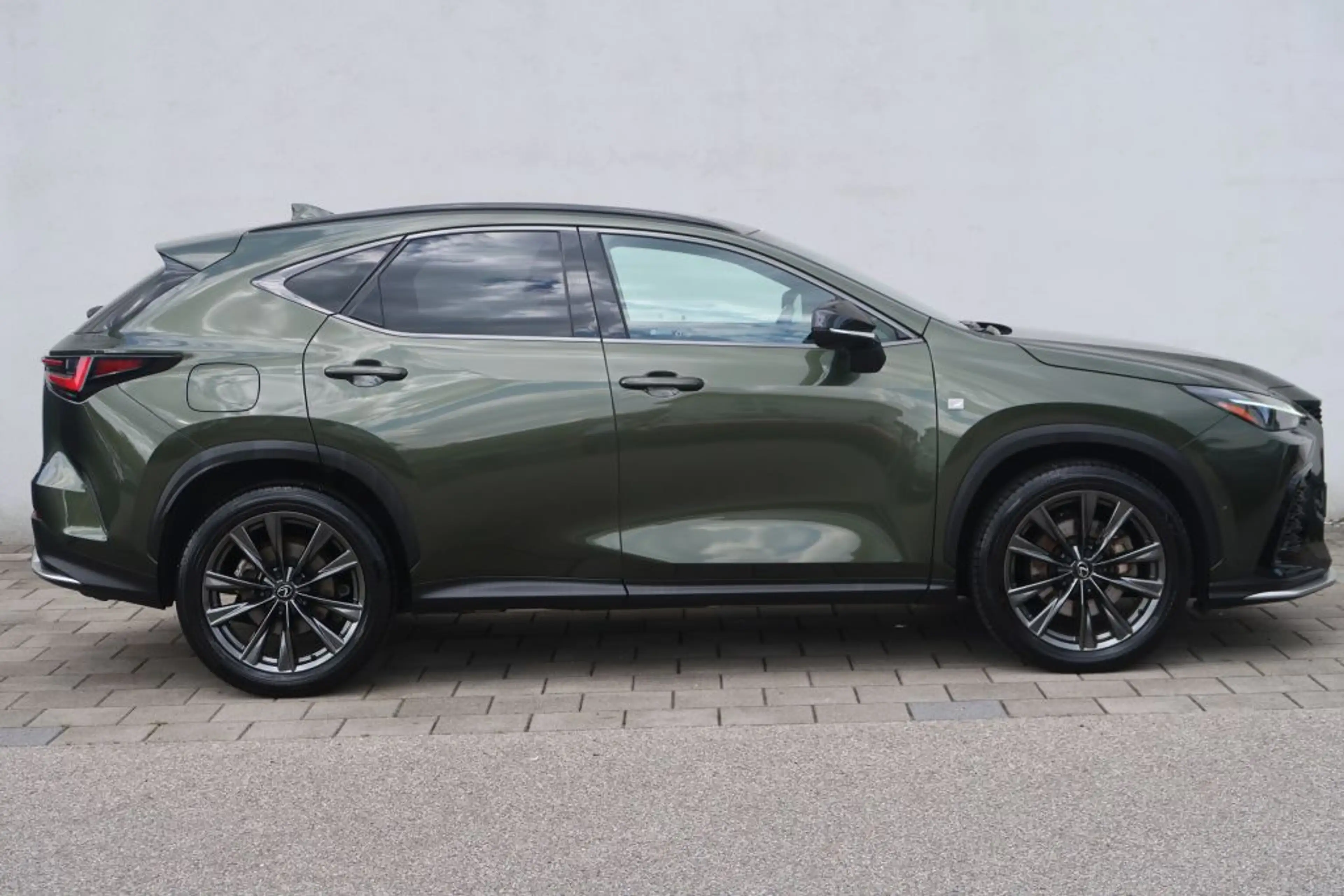 Lexus NX 450h+ E-FOUR F SPORT — photo 3