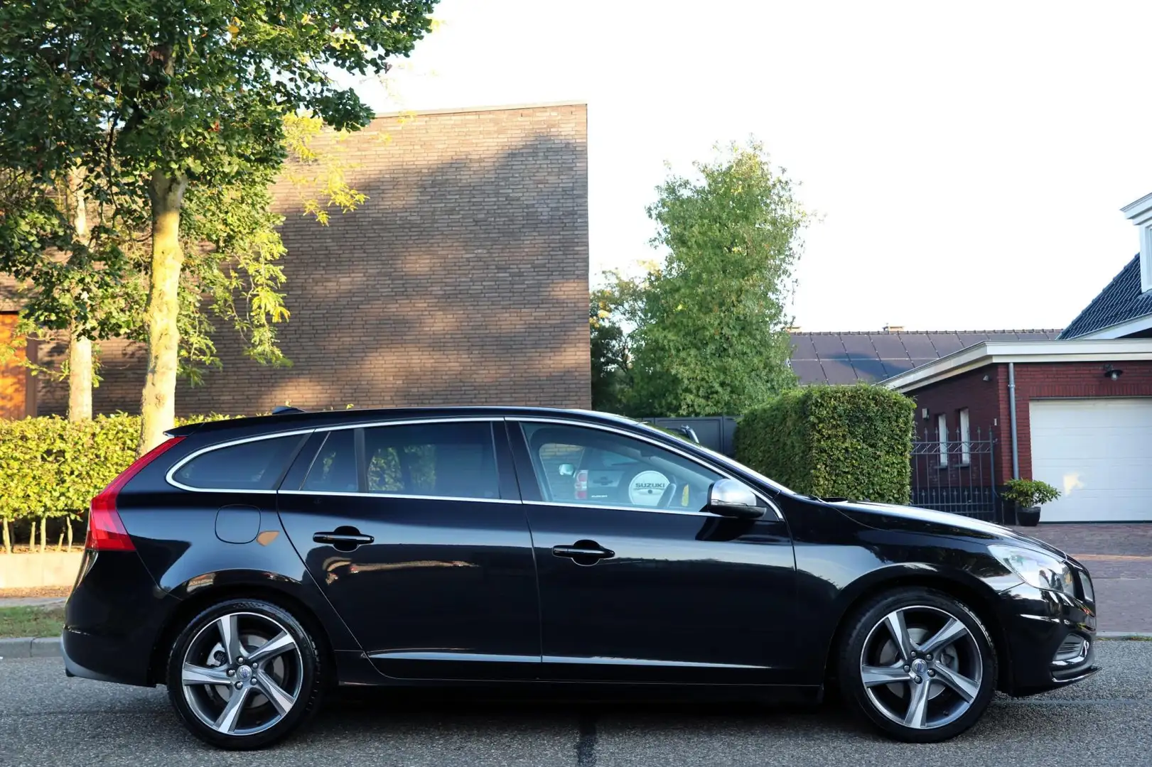 Volvo V60 1.6 T3 R-Design | AUTOMAAT | NAVI | CLIMA | CRUISE Zwart - 2