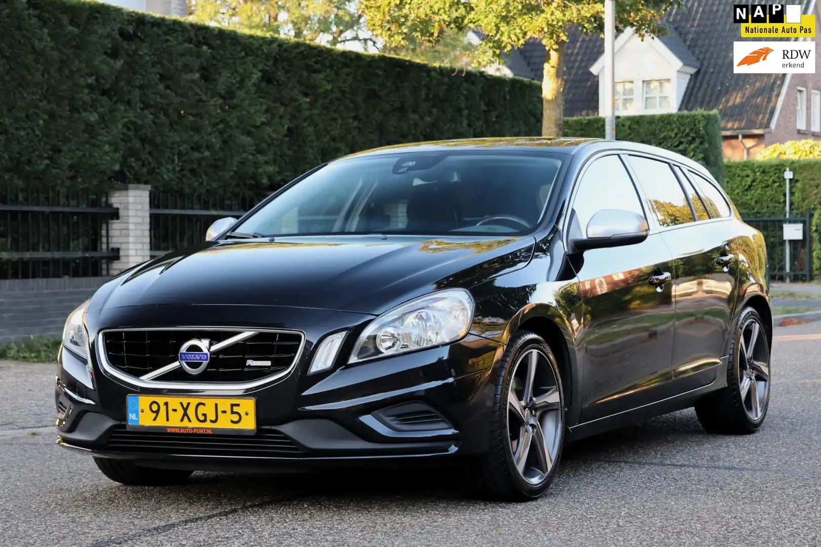 Volvo V60 1.6 T3 R-Design | AUTOMAAT | NAVI | CLIMA | CRUISE Zwart - 1