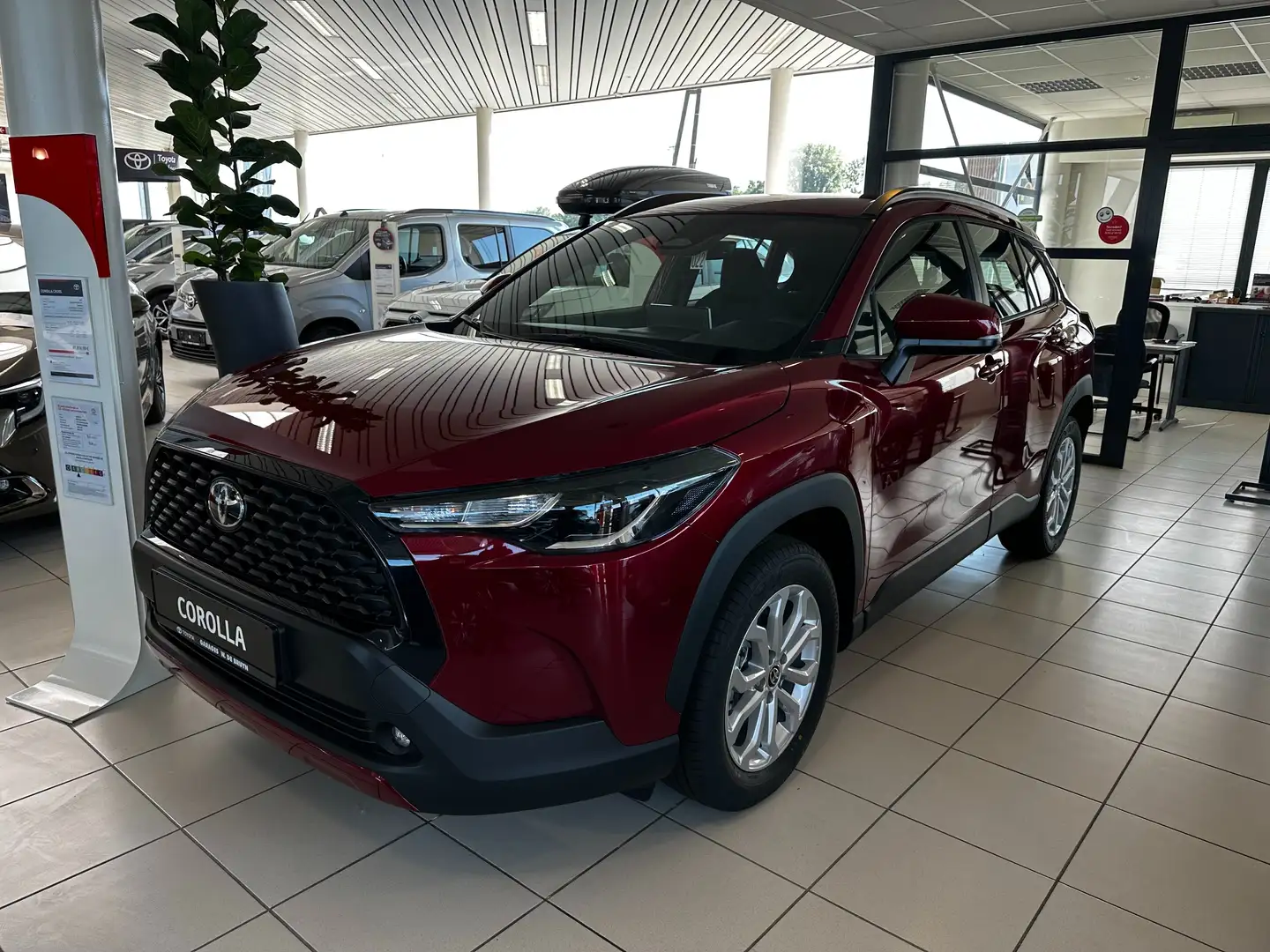 Toyota Corolla Cross 2.0 Hybrid 2WD CVT Dynamic + Safetypack Красный - 1