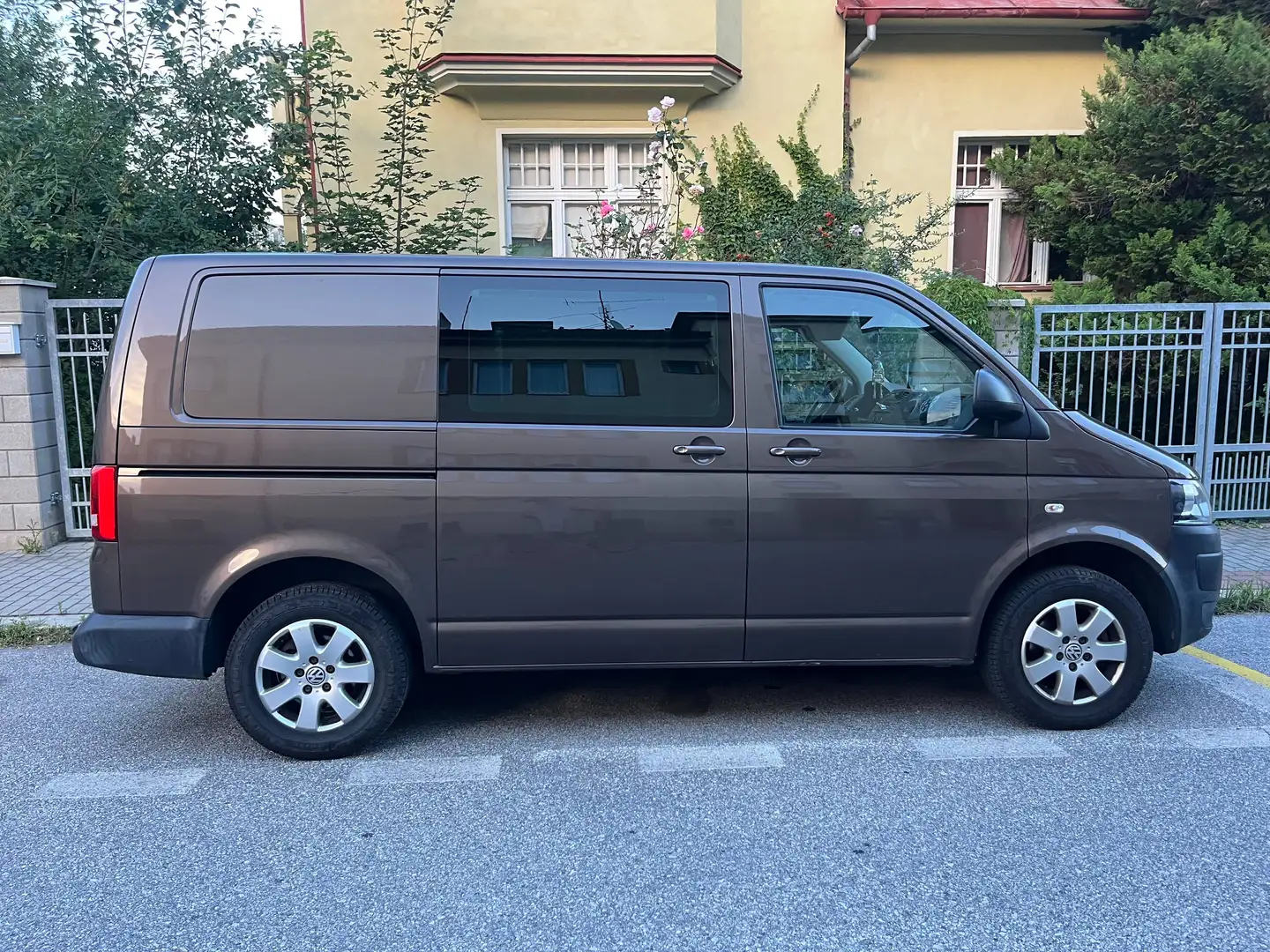 Volkswagen T5 Braun - 1
