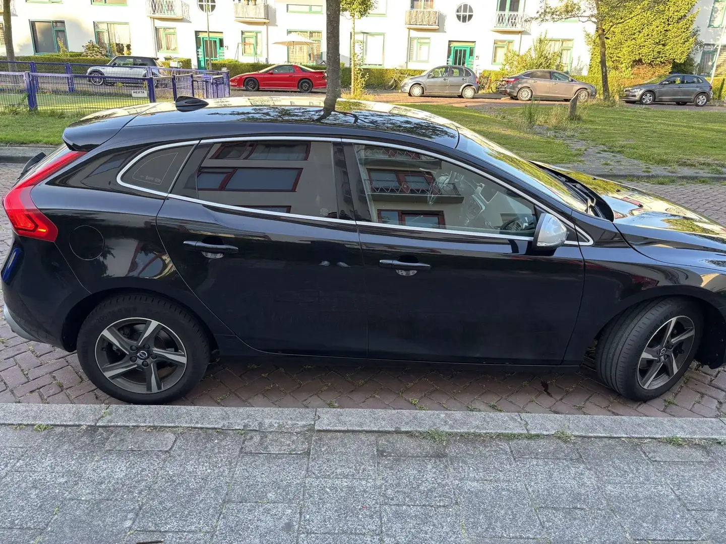 Volvo V40 2.0 D2 R-Design Bns Zwart - 2