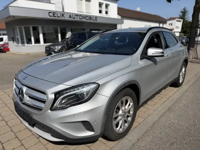 Mercedes-Benz GLA 200 Bi-Xenon SHZ PDC