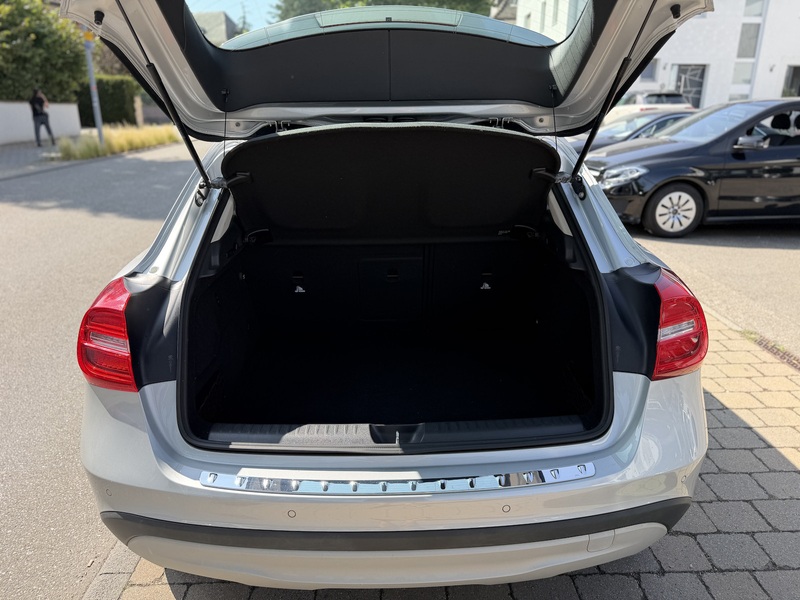 Mercedes-Benz GLA 200 Bi-Xenon SHZ PDC — photo 9
