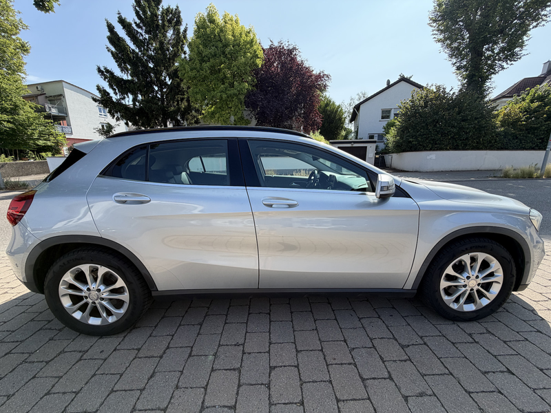Mercedes-Benz GLA 200 Bi-Xenon SHZ PDC — photo 4