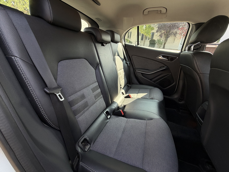 Mercedes-Benz GLA 200 Bi-Xenon SHZ PDC — photo 12