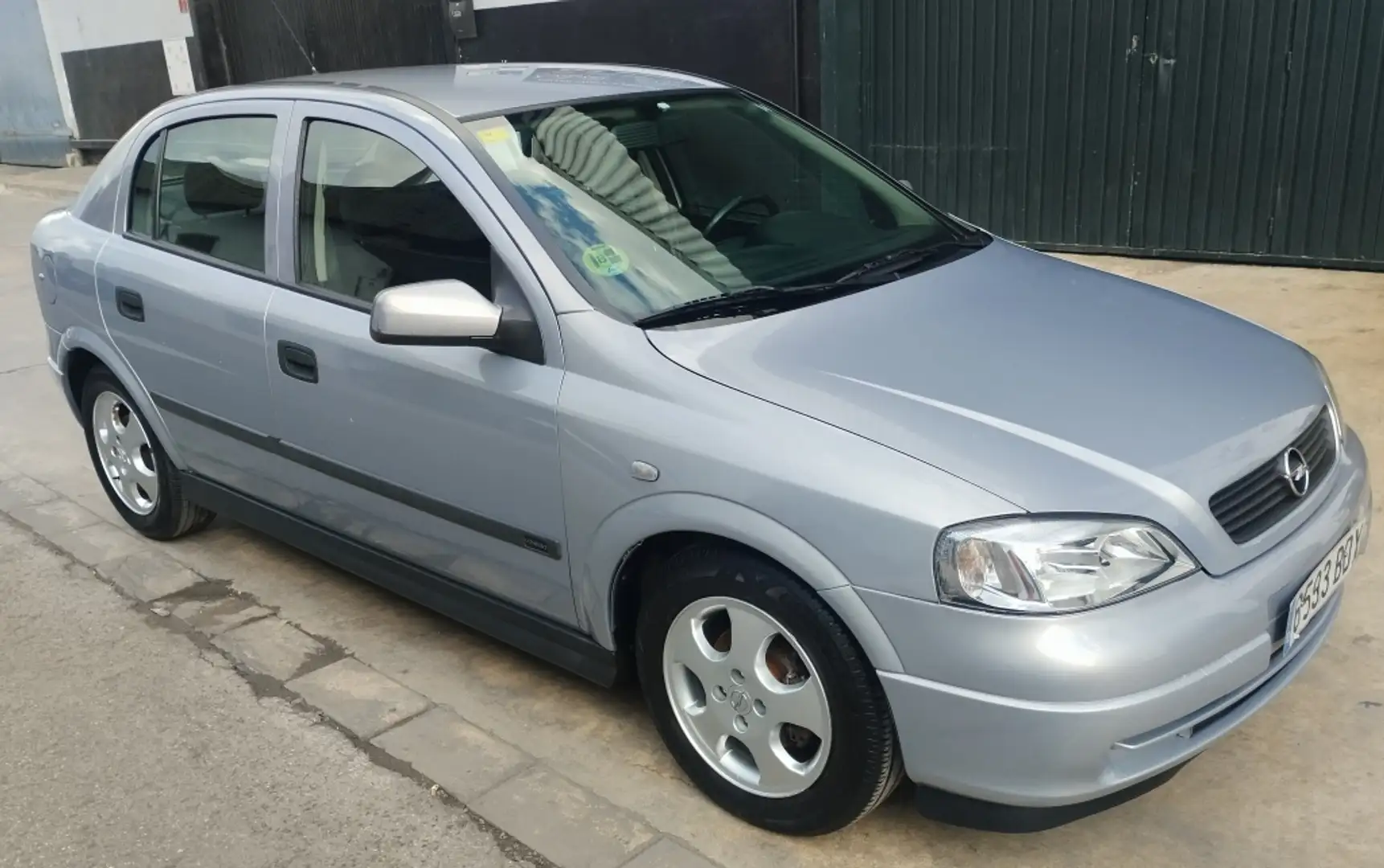 Opel Astra Berlina Manual de 5 Puertas Gris - 1