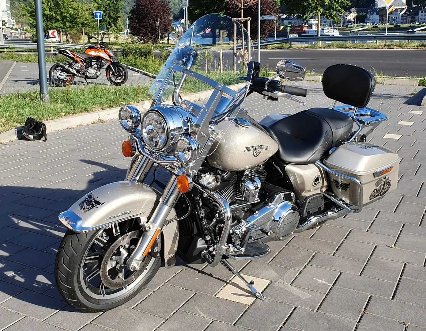 Harley-Davidson Road King FLHR mit KESSTECH-Auspuff-Anlage Beige - 1