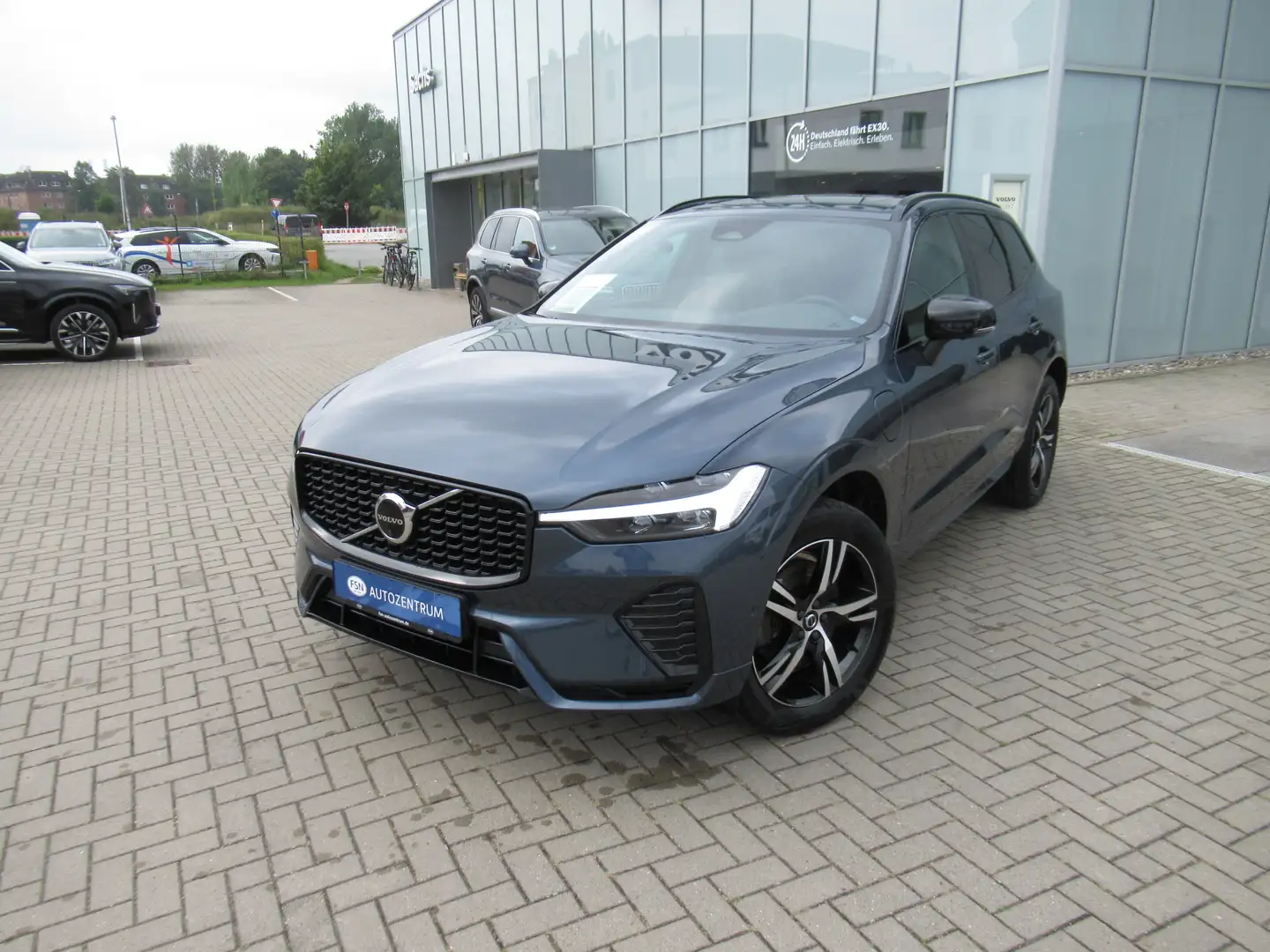 Volvo XC60 Recharge T6 AWD R-Design Automatik Bleu - 2