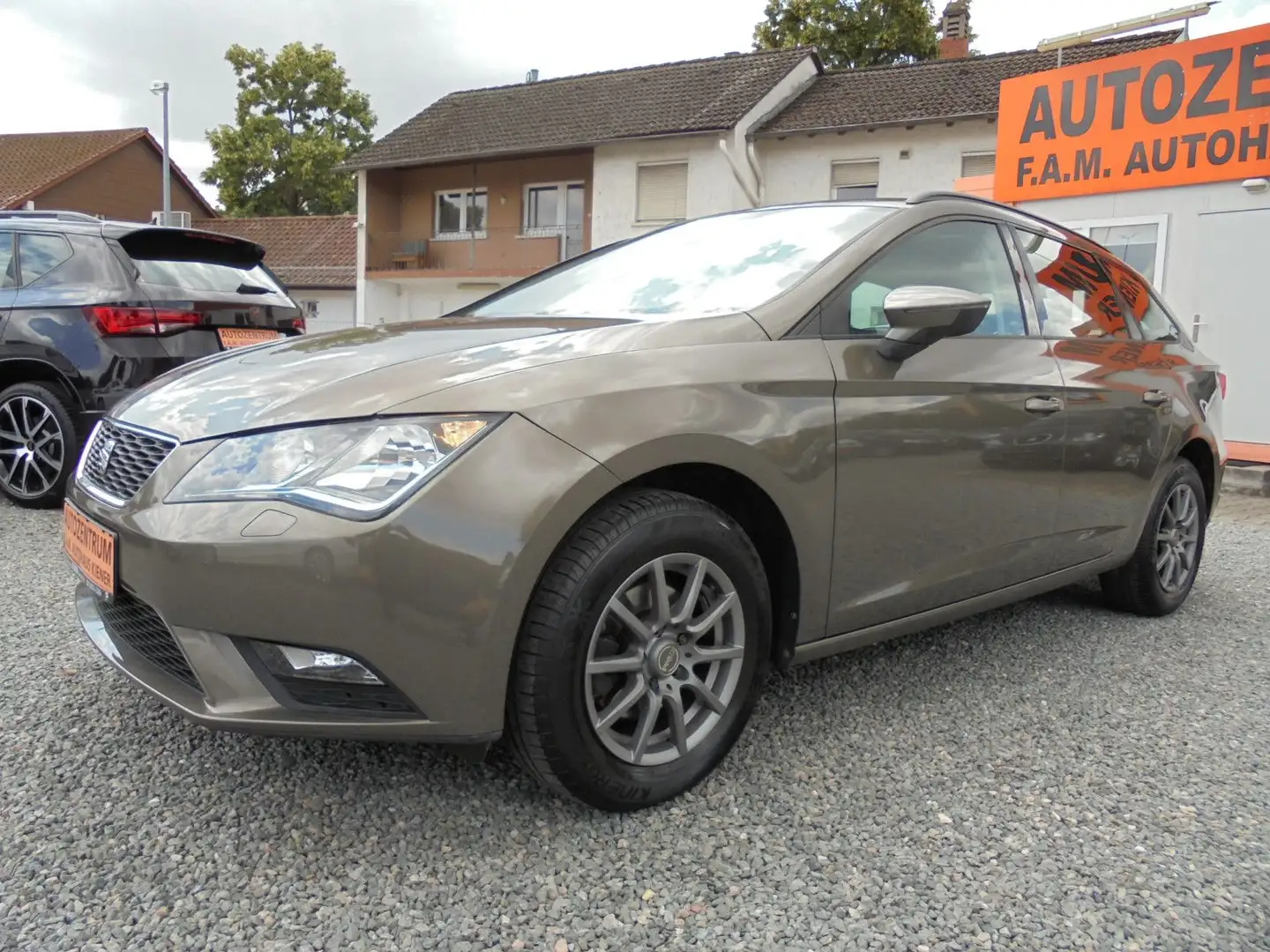 SEAT Leon Kombi Klimaautomatik*EPH*Sitzh*USB*Garantie Hnědá - 1