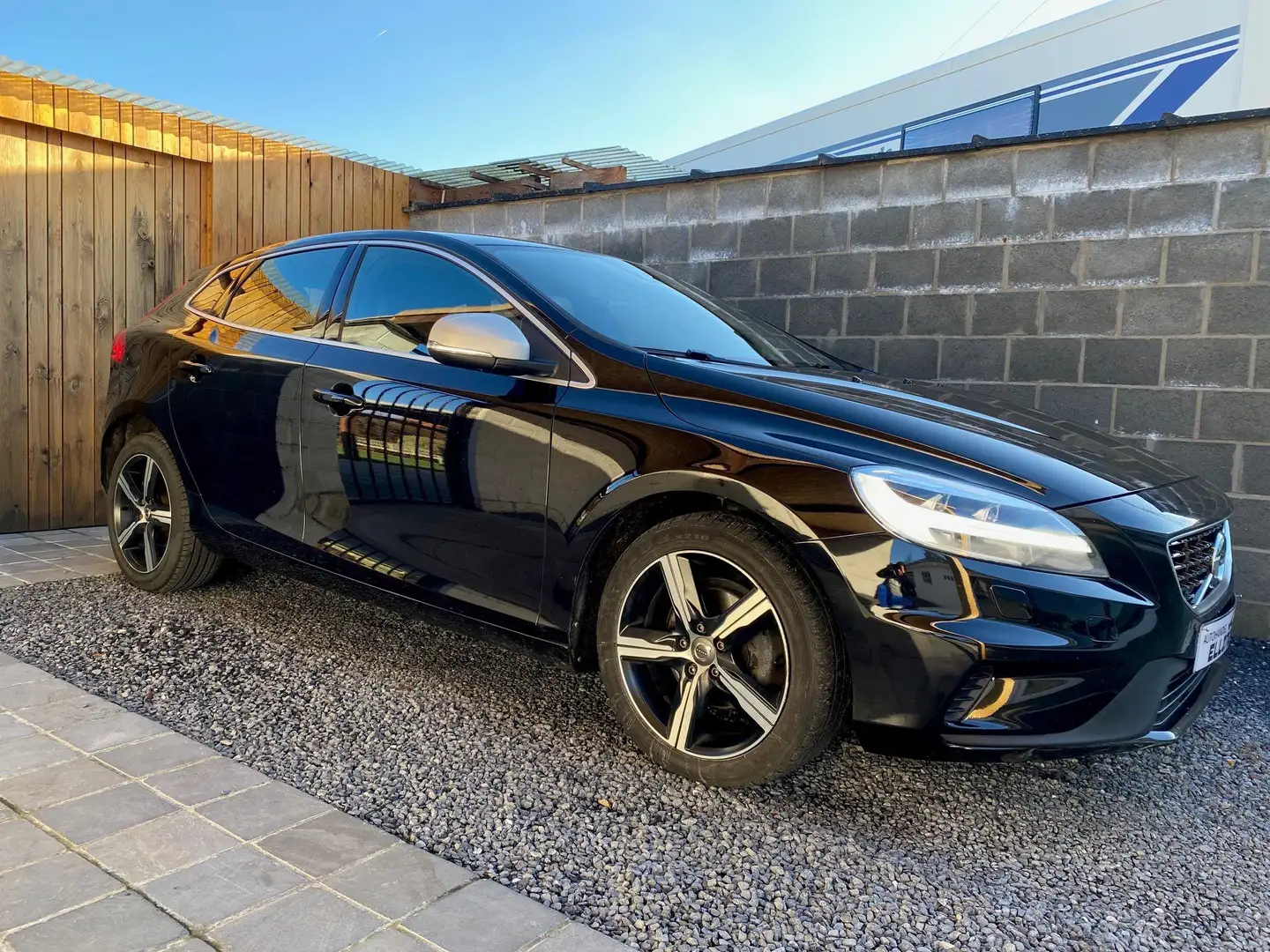 Volvo V40 2.0 D2 R-Design Led Navi Leder BT Pdc Facelift Zwart - 1