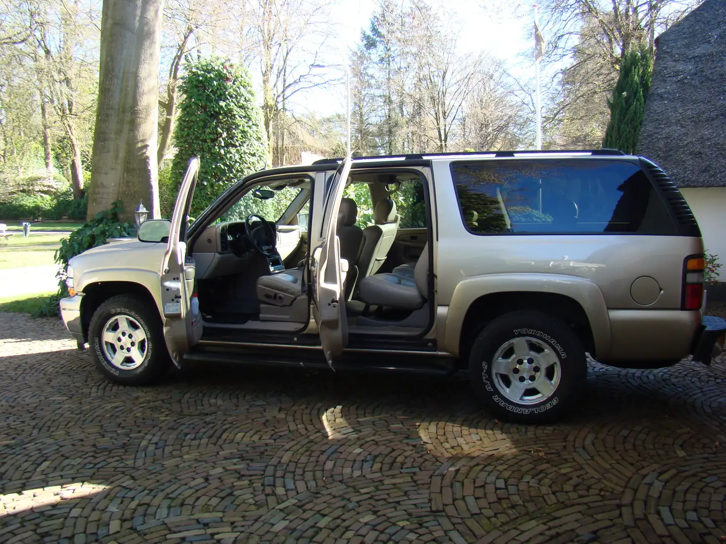 Chevrolet Suburban 7 persoons Beige - 2