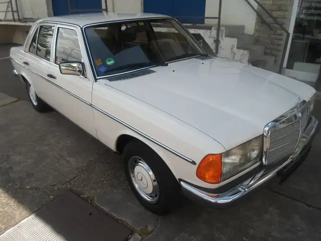 Mercedes-Benz 280 W123 280 - 156 PS - Schaltgetriebe -Schiebedach - Baujahr 1977