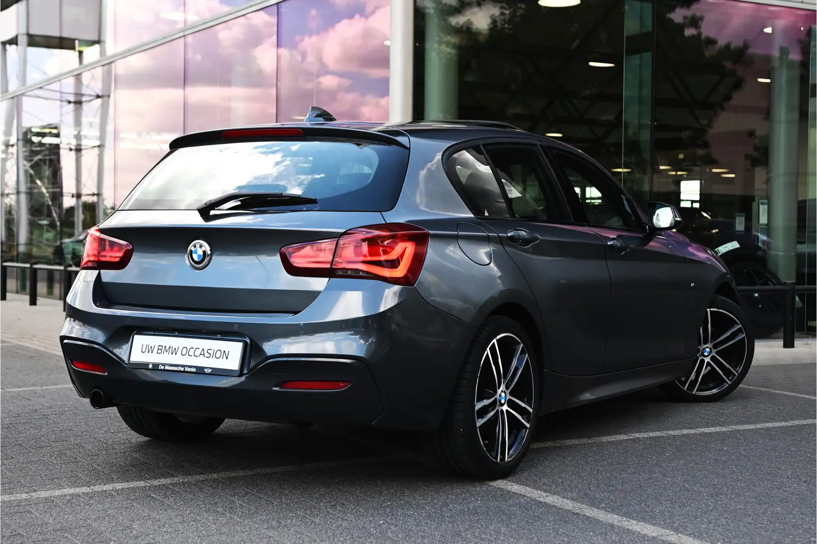 BMW 118 1 Serie 118i High Executive Automaat / Schuif-kant Grau - 2