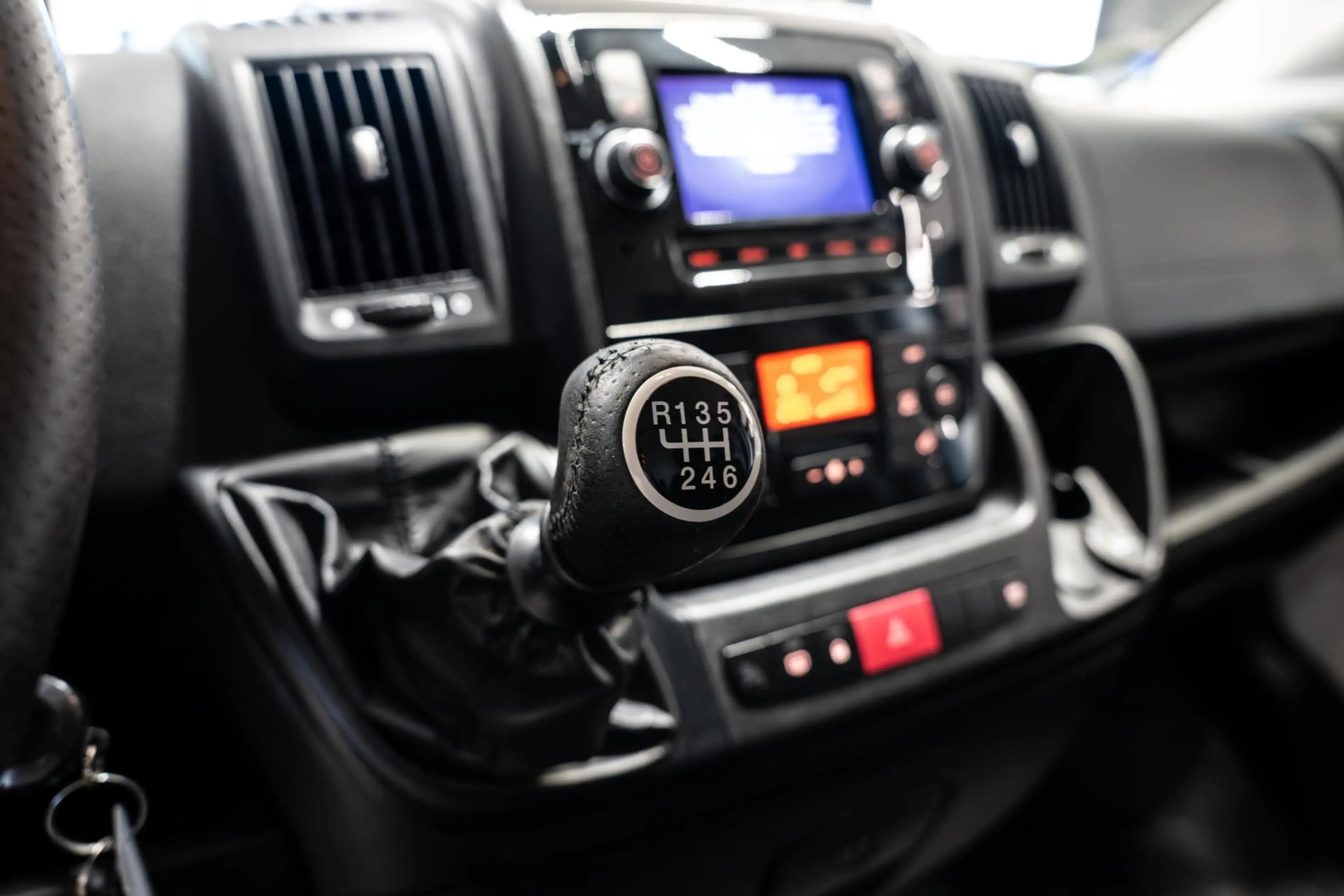 Peugeot Boxer 333 2.2 BlueHDi 140 L2H2 Asphalt Airco — photo 12