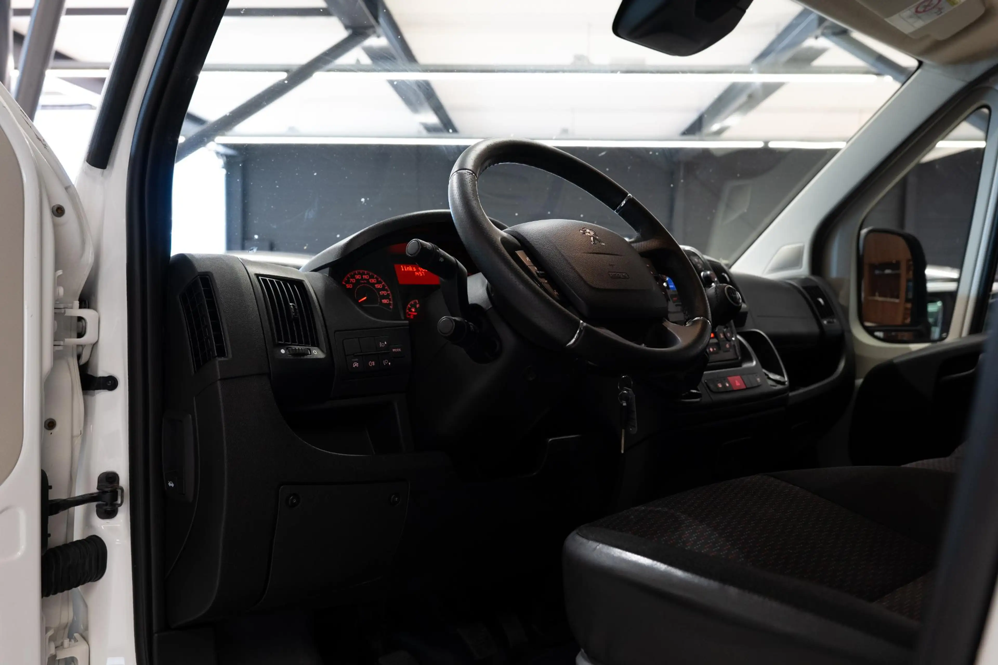 Peugeot Boxer 333 2.2 BlueHDi 140 L2H2 Asphalt Airco — photo 3