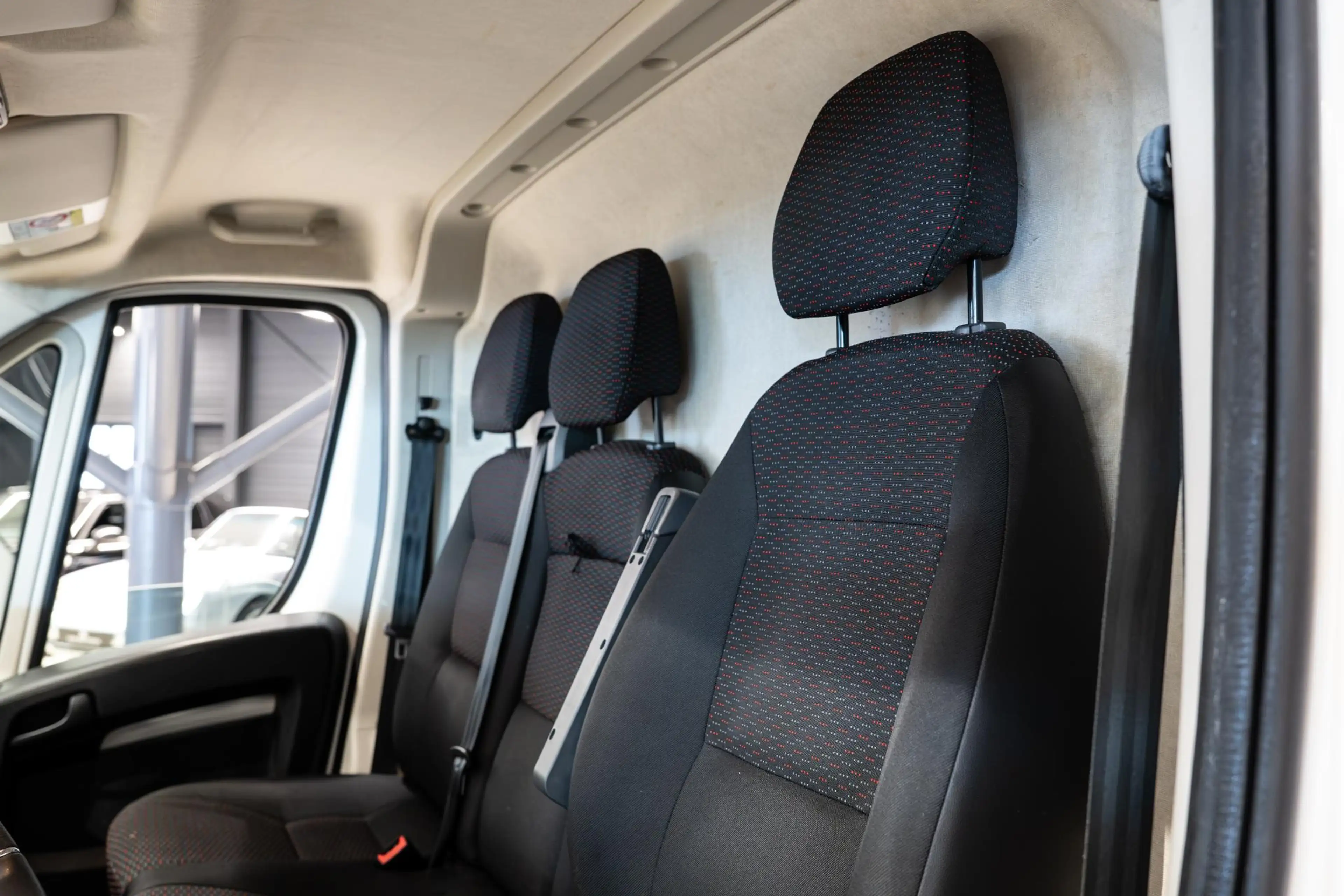 Peugeot Boxer 333 2.2 BlueHDi 140 L2H2 Asphalt Airco — photo 8