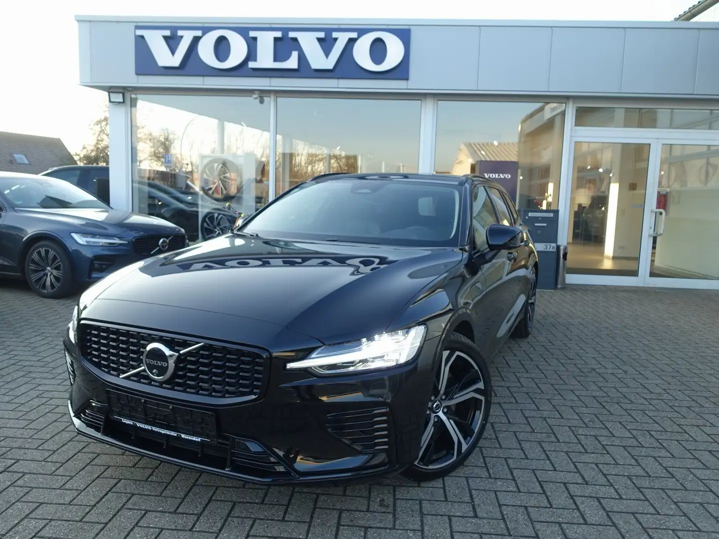 Volvo V60 Plus T6 AWD Plug-in Hybrid/Pano/H&K/360°/BLS Schwarz - 1