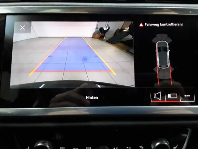 Audi Q3 view 16