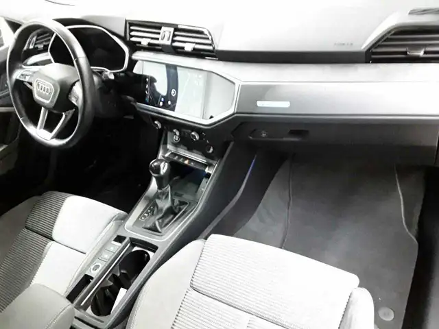 Audi Q3 view 9