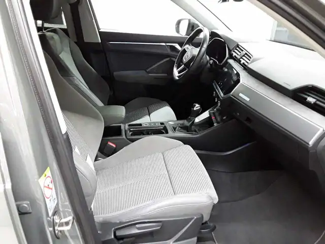 Audi Q3 view 8