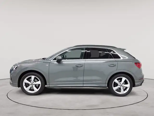 Audi Q3 view 6