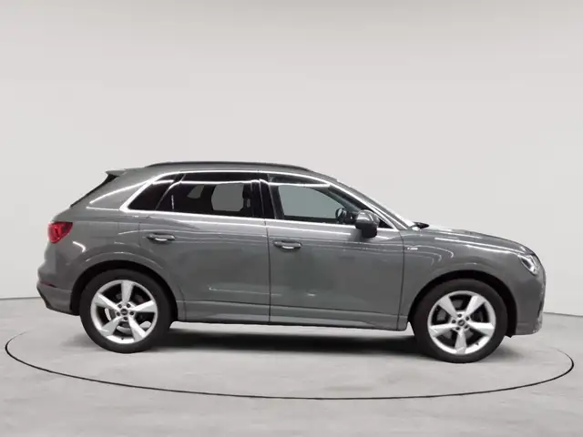 Audi Q3 view 3