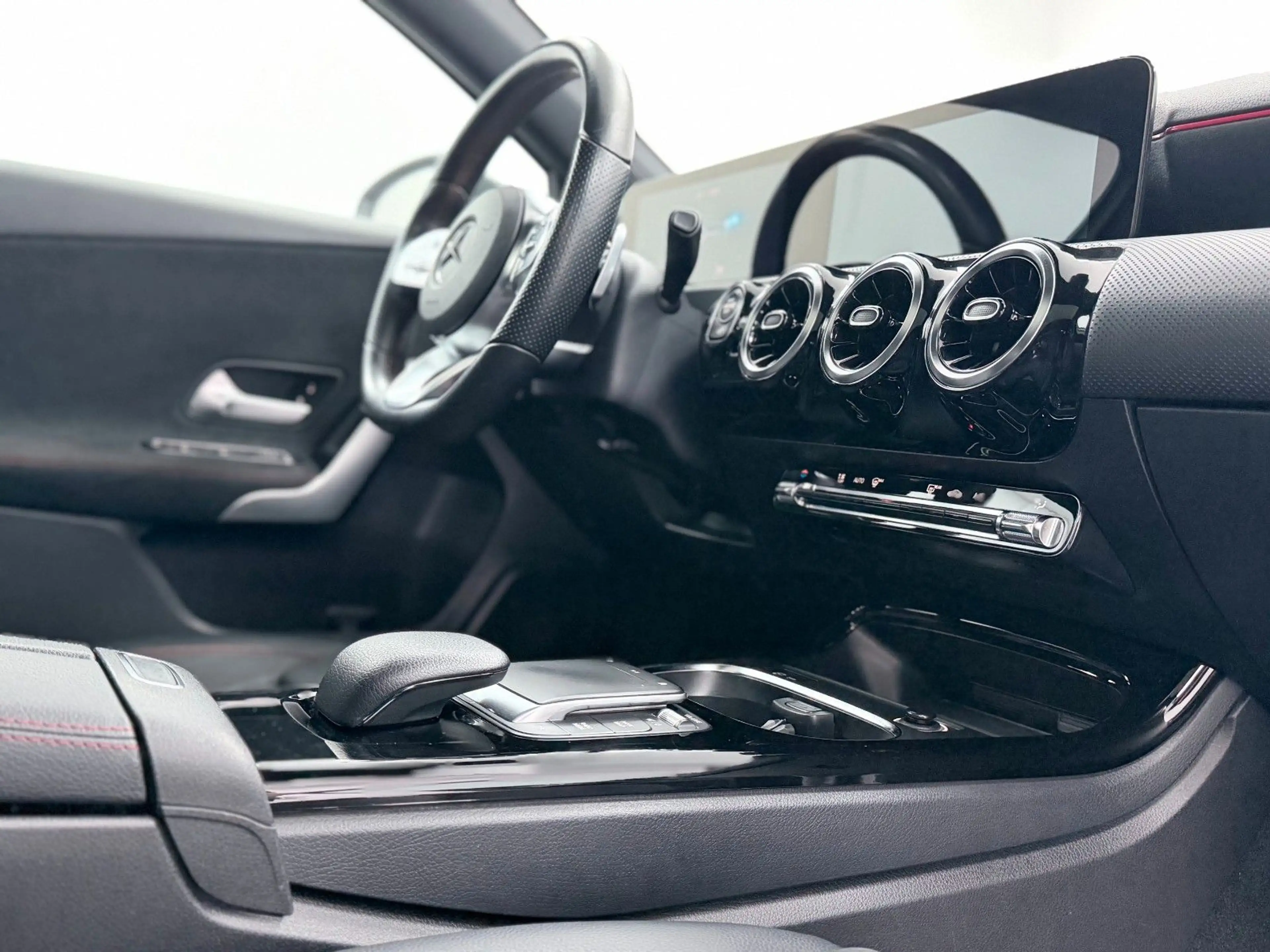 Mercedes-Benz A 200 A-AMG-LINE-PANORAMA-LED-NAVI-SHZ-PDC — photo 12