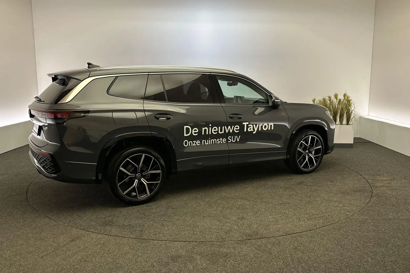 Volkswagen Tayron R-Line-Edition 1.5 e-TSI DSG Grijs - 2