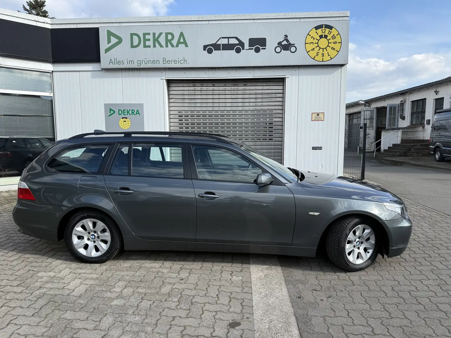 BMW 525 d. Touring Automatik mit Klima/Navi/PDC V&H/Leder/ Grau - 2