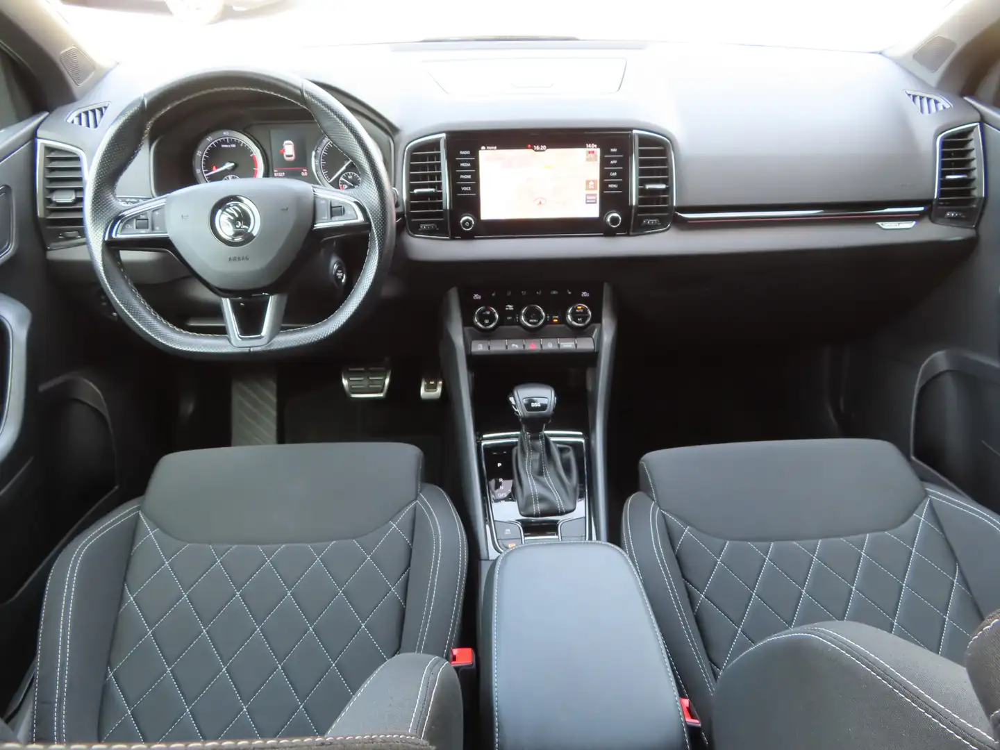 Skoda Karoq 1.5 TSi- DSG Sportline Business | verwarmde voorst Zwart - 2