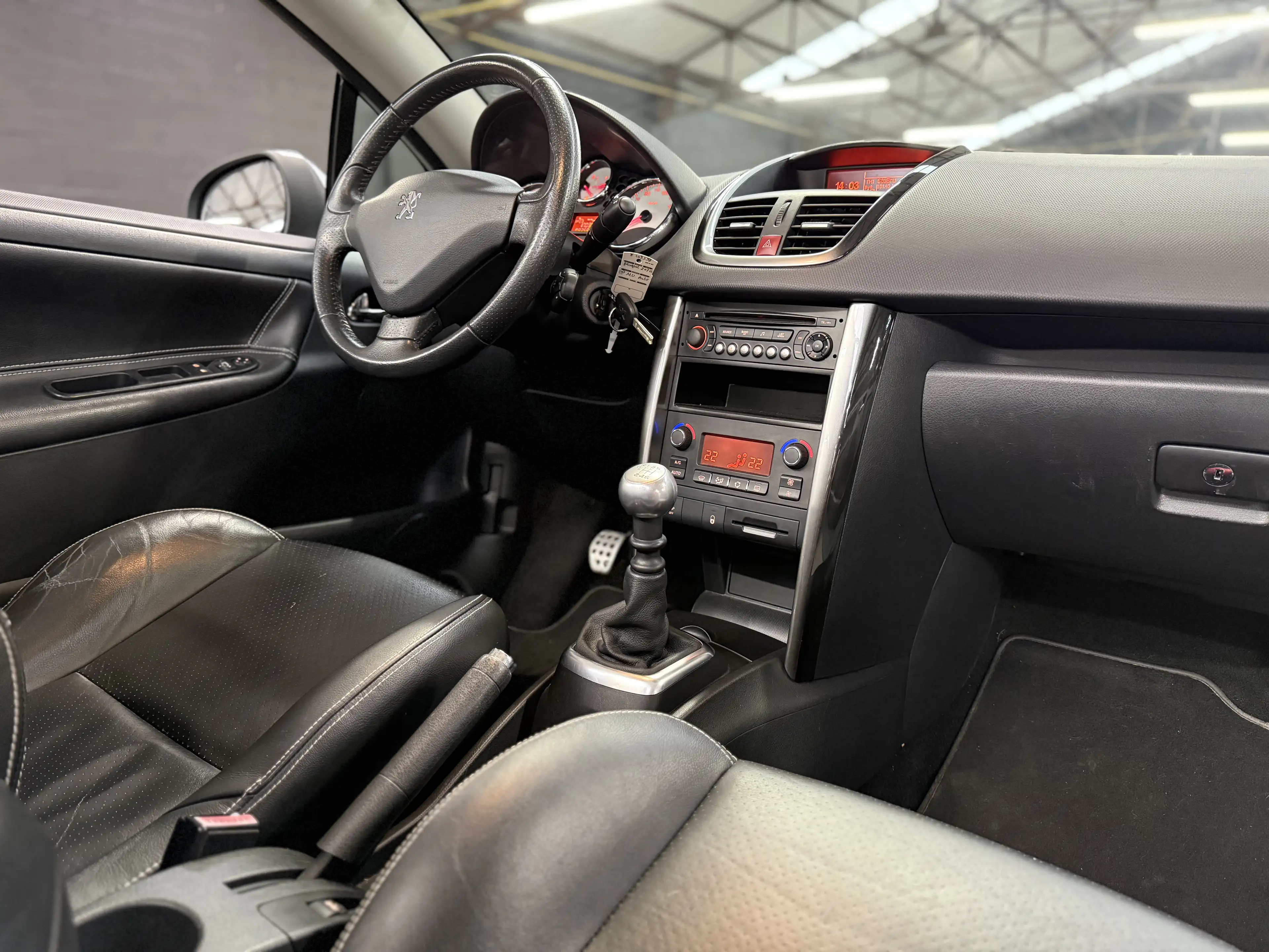 Peugeot 207 CC 1.6 D Roland Garros * CUIR * CLIM AUTO * PROPRE — photo 13