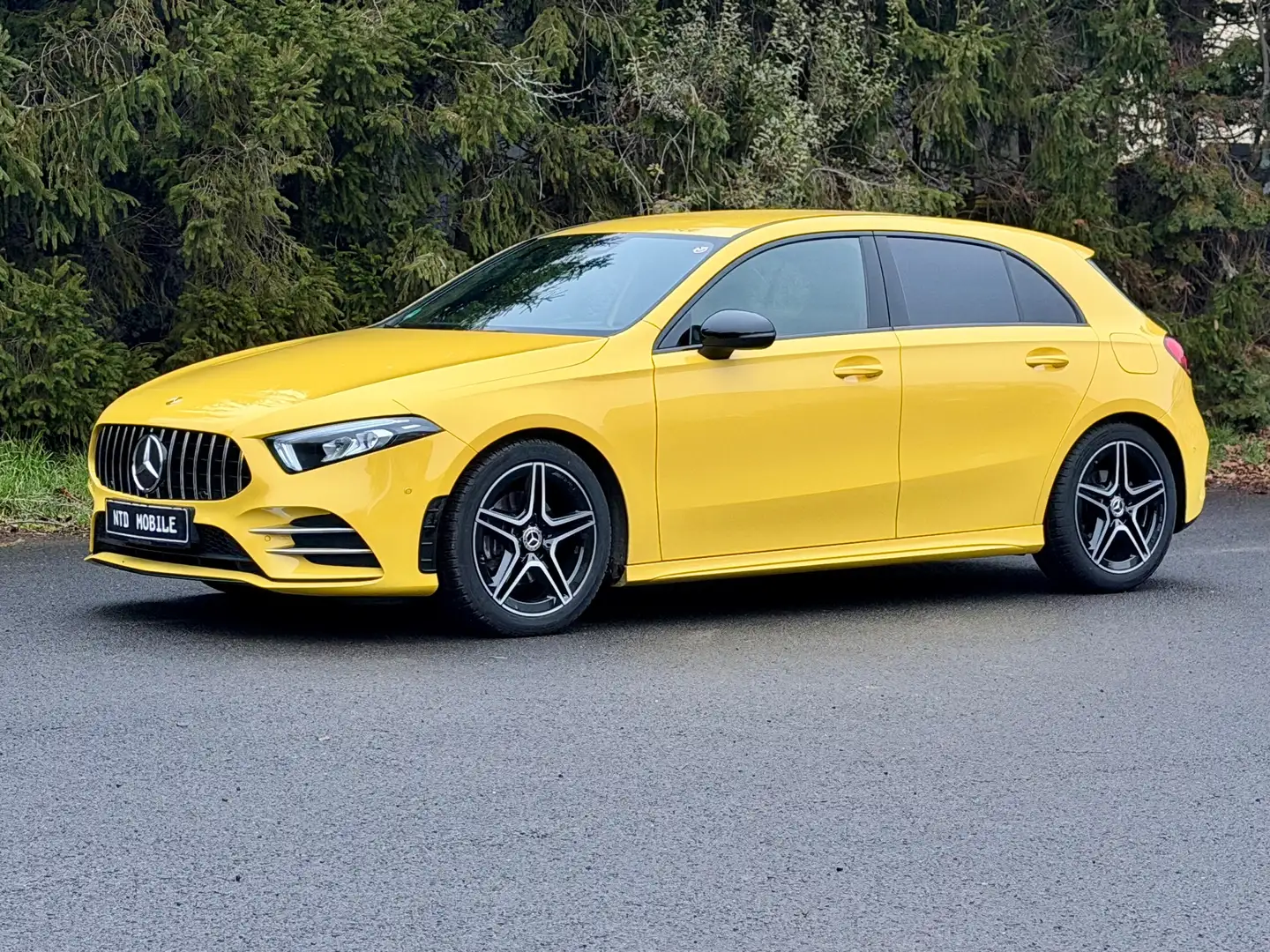 Mercedes-Benz A 180 A 180+AMG-LINE+NIGHT-PAKET+LED+CARPLAY+DAB+ Gelb - 1