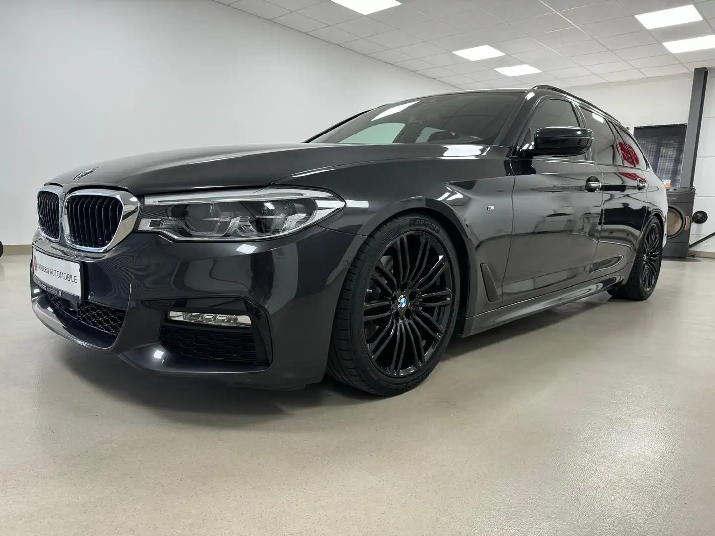 BMW 520 5 Touring 520 d M Sport*PDC*AC*NAVI*STZBLFT*360° Grau - 1