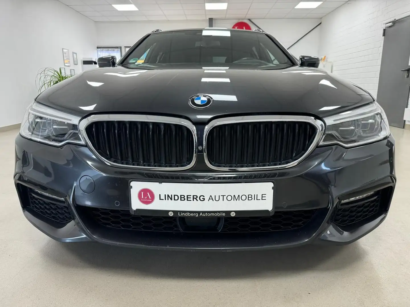 BMW 520 5 Touring 520 d M Sport*PDC*AC*NAVI*STZBLFT*360° Grau - 2