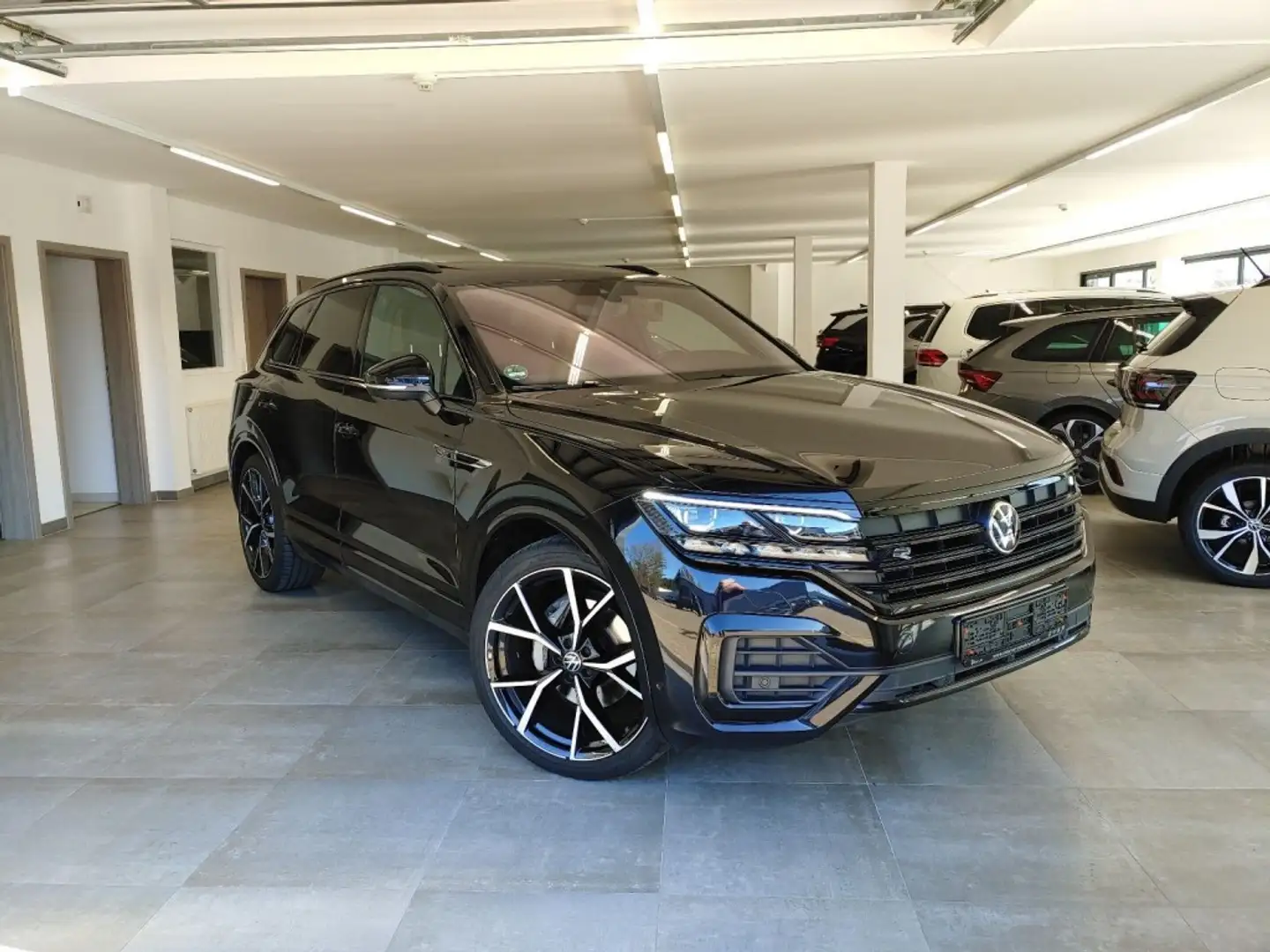 Volkswagen Touareg 3.0 TDI DSG R-LINE 4MOTION PANO-DAK/TREKHAAK/CAMER Zwart - 2