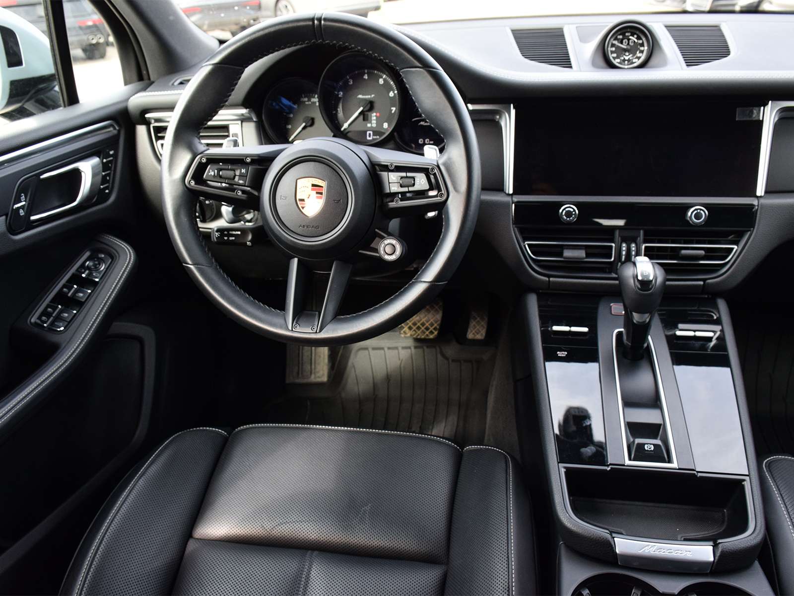 2023 Porsche Macan T thumb 16