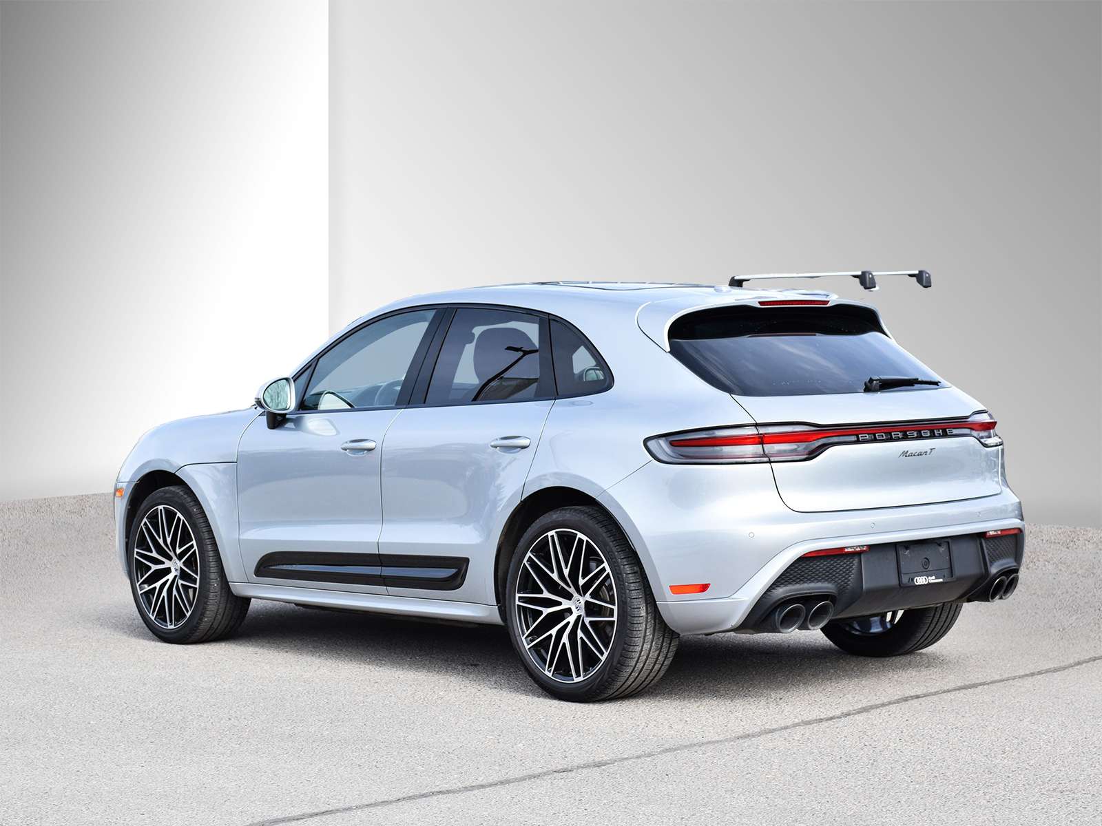 2023 Porsche Macan T alt 4