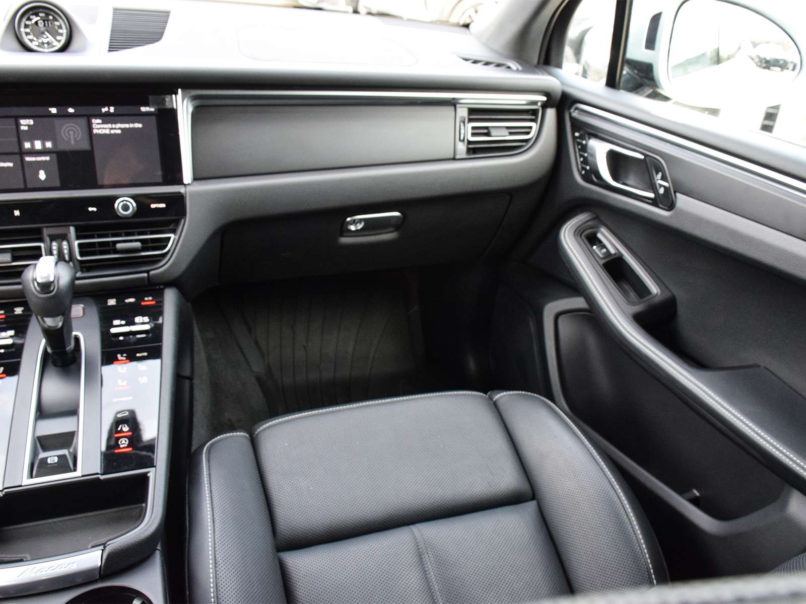 2023 Porsche Macan T thumb 17
