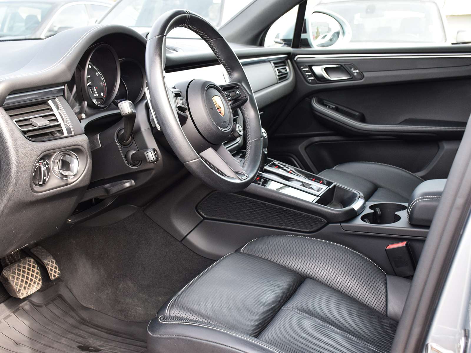 2023 Porsche Macan T thumb 11