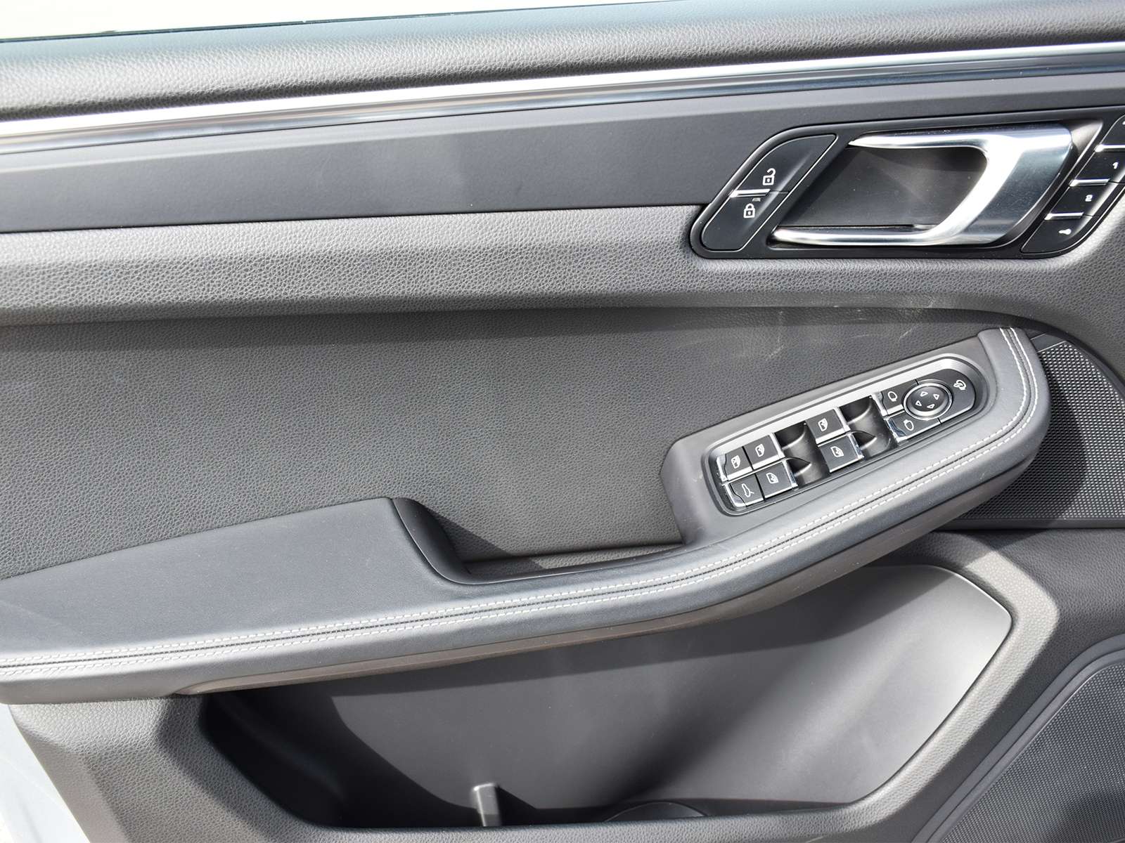 2023 Porsche Macan T thumb 10