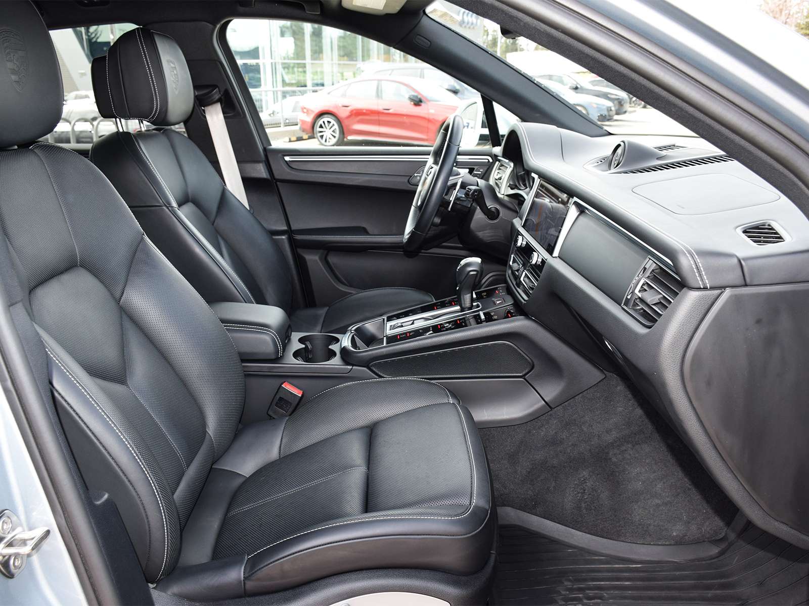 2023 Porsche Macan T thumb 24