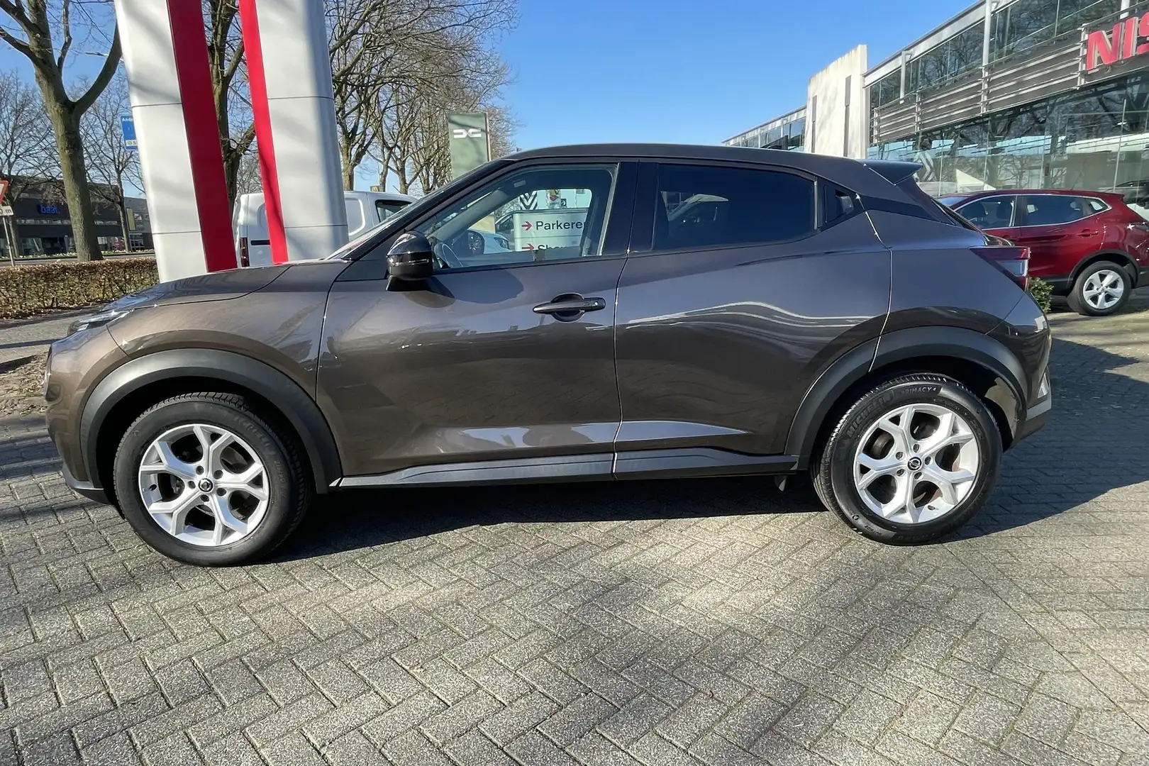 Nissan Juke 1.0 DIG-T N-Connecta 1e eig., Nav, Cruise, Airco, Bruin - 2
