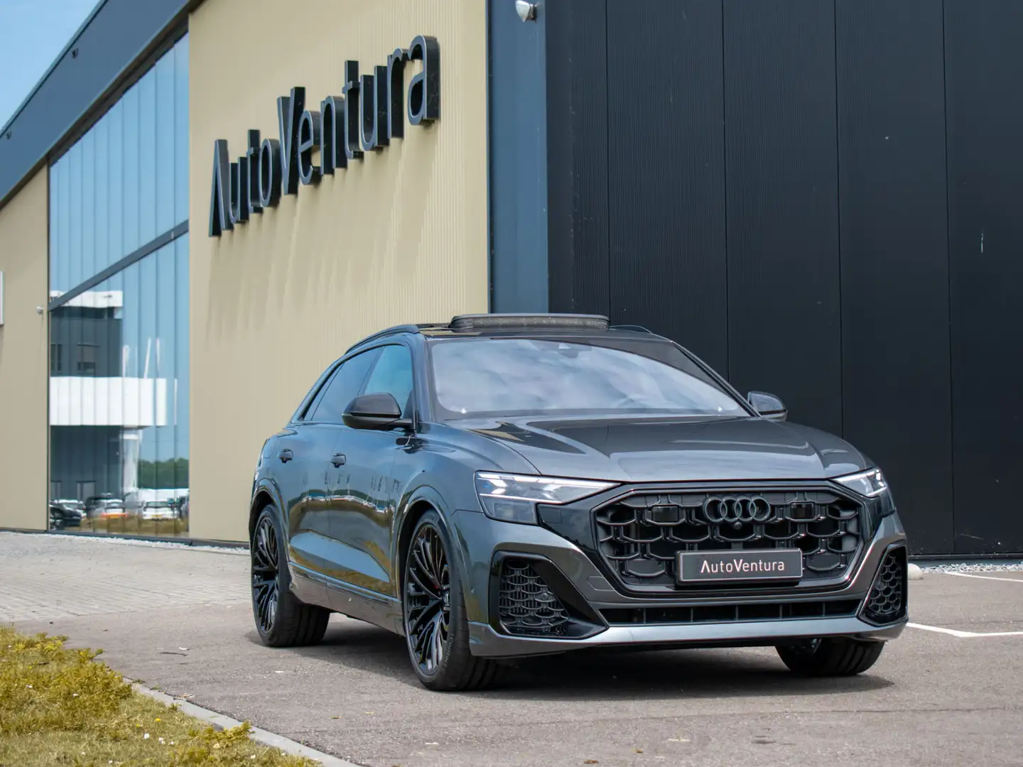 Audi Q8 60 TFSI e quattro Pro Line S Competition Sportstoe Grijs - 2