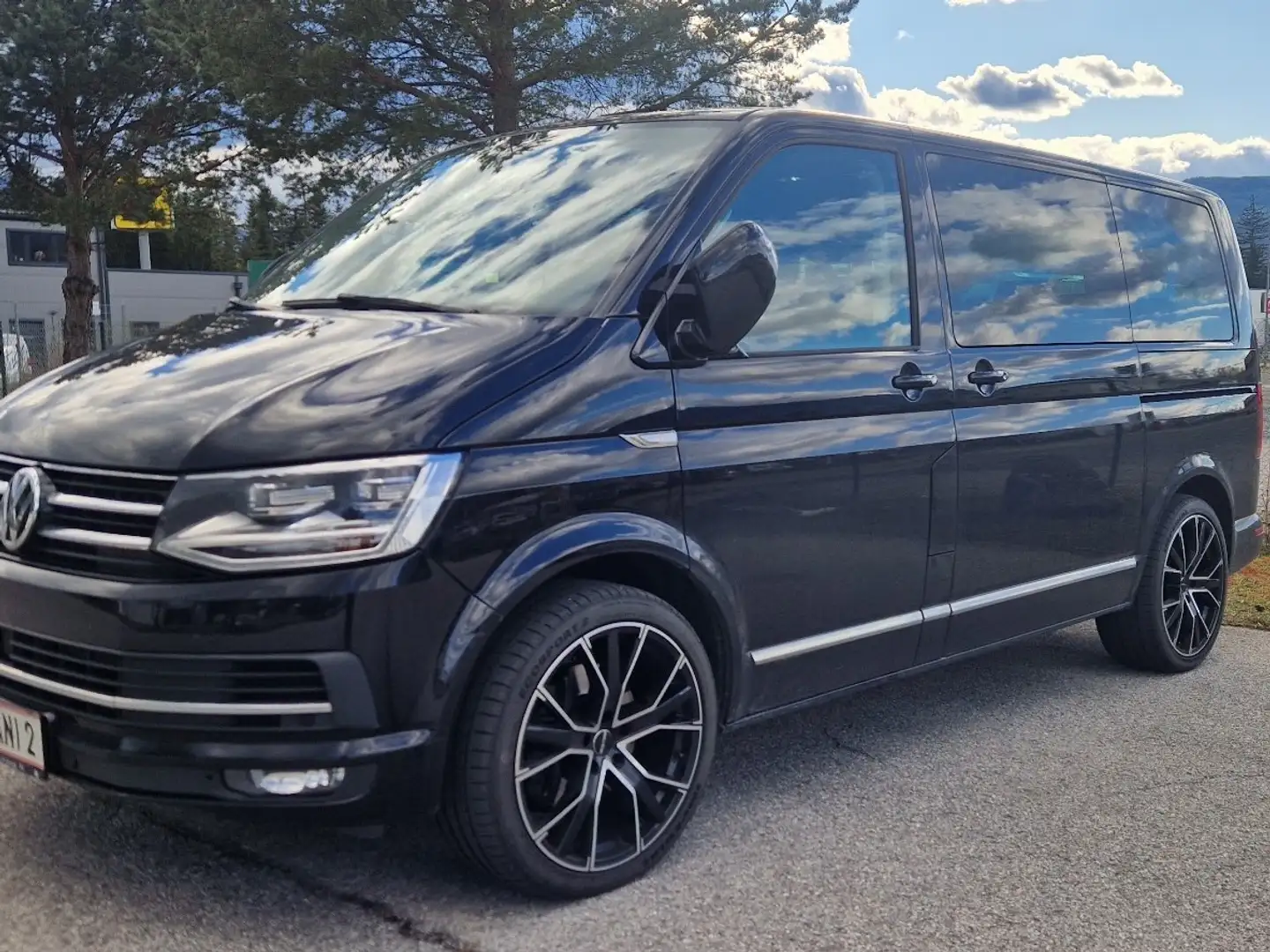 Volkswagen T6 Multivan Highline 2,0 TDI 4Motion BMT DSG Schwarz - 2